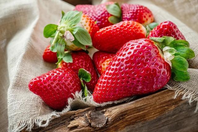 白色草莓是转基因的吗，白色草莓转基因吗？